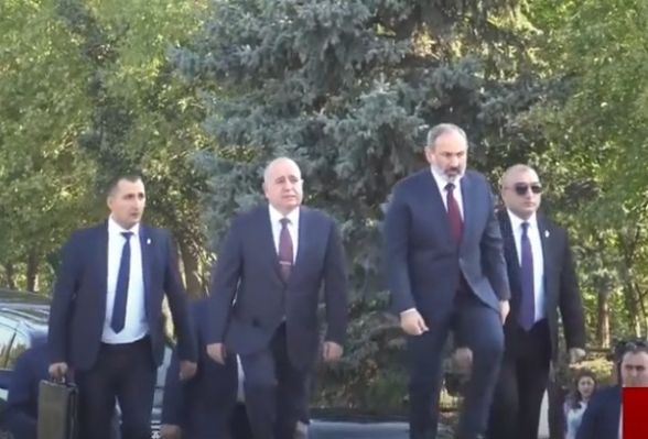 Пашинян посетил «Ераблур» в сопровождении большого количества телохранителей и полицейских (видео)